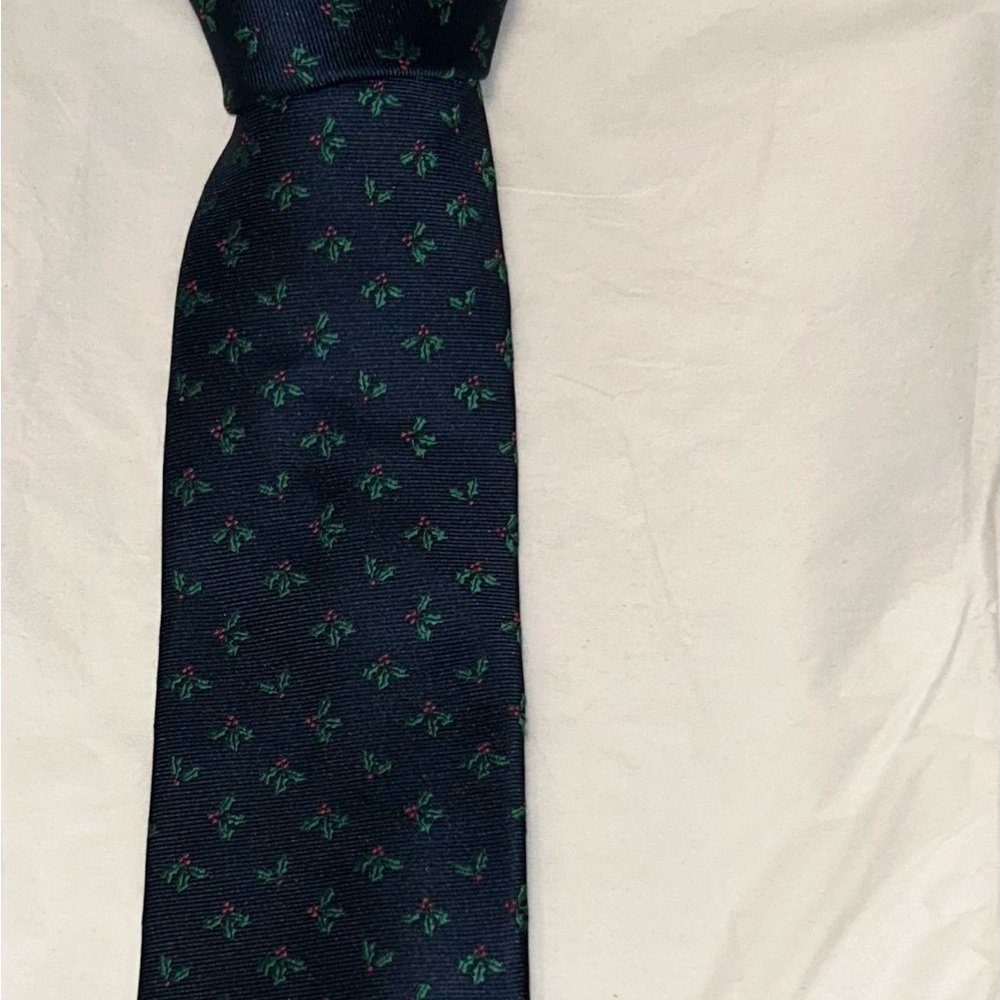 Club Room Wreath Neat; Colored Neck Tie: NWT Retail: $55. Great Christmas Tie!!